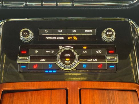 Used 2018 Lincoln Navigator L Select w/ Technology Package AWD/4WD image 40