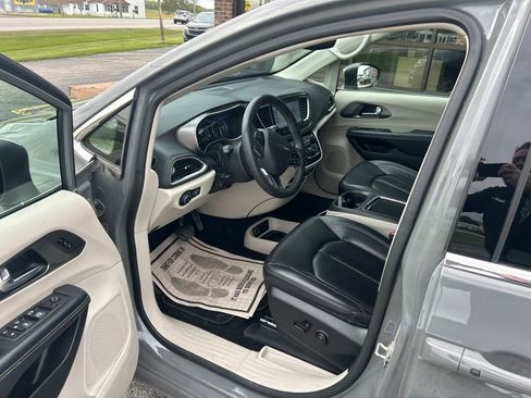 Used 2023 Chrysler Pacifica Touring-L FWD image 13