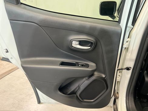 Used 2023 Jeep Renegade Latitude AWD/4WD image 18