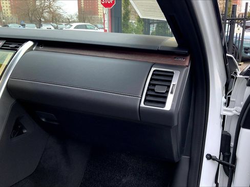 Certified 2025 Land Rover Discovery Dynamic SE AWD/4WD image 18