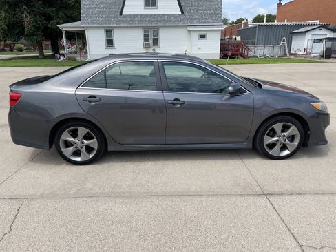 Used 2014 Toyota Camry SE w/ Leather Package FWD image 3