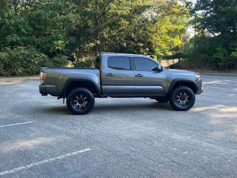 Used 2020 Toyota Tacoma TRD Off-Road w/ Technology Package AWD/4WD image 2