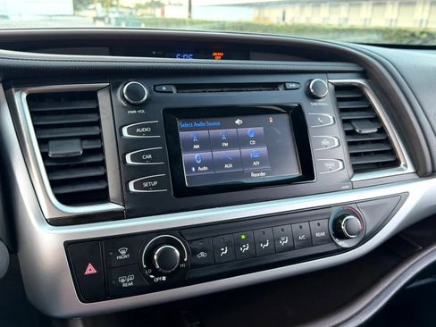 Used 2014 Toyota Highlander LE FWD image 20