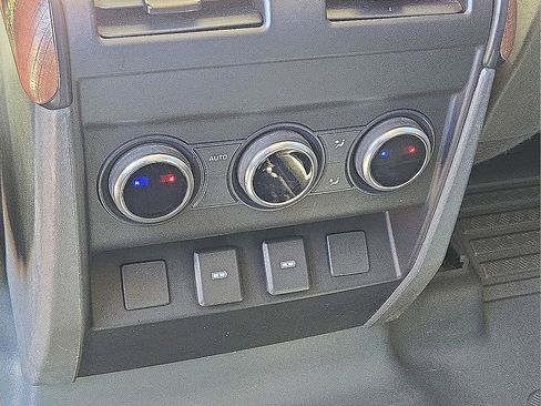 Used 2024 Land Rover Defender 110 X-Dynamic SE image 16