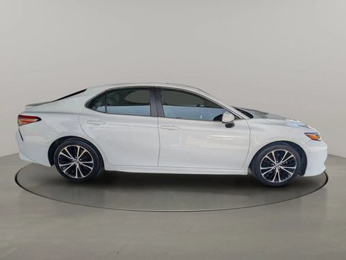 Used 2018 Toyota Camry SE FWD image 6