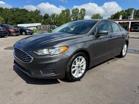 Used 2019 Ford Fusion SE FWD image 1