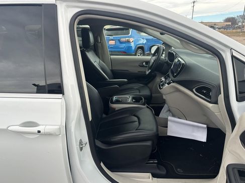 Used 2024 Chrysler Pacifica Select image 54