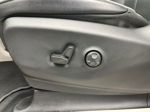 Used 2022 Chrysler Pacifica Limited w/ Uconnect Theater Family Group image 13