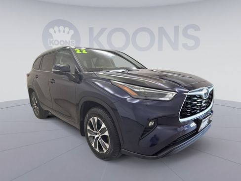Used 2022 Toyota Highlander XLE AWD/4WD image 2