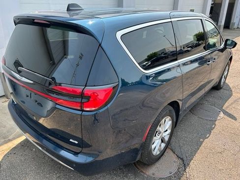 Used 2025 Chrysler Pacifica Select AWD/4WD image 5