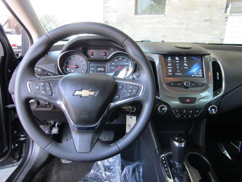 Used 2017 Chevrolet Cruze LT FWD image 10
