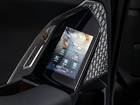 Used 2023 BMW 760i xDrive image 37