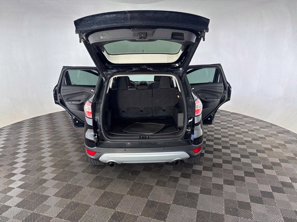 Used 2017 Ford Escape SE w/ Equipment Group 201A FWD image 17
