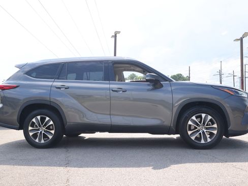 Used 2022 Toyota Highlander XLE FWD image 6