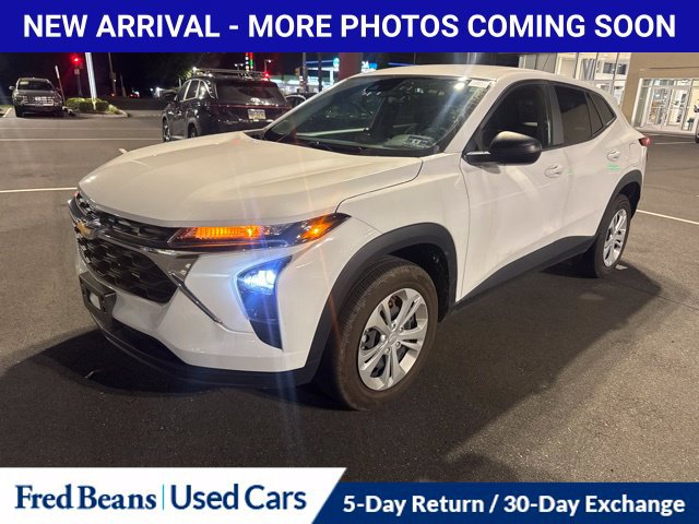 Used 2025 Chevrolet Trax LS FWD image 2