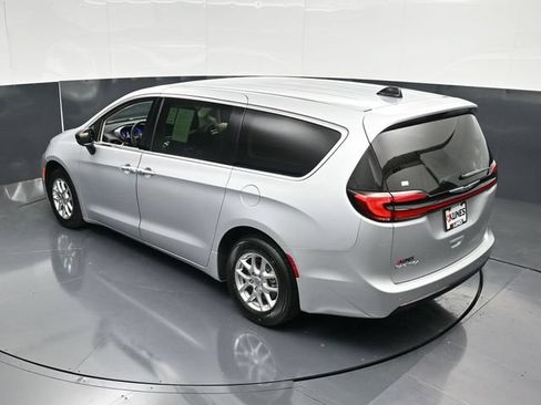 Certified 2024 Chrysler Pacifica Touring-L FWD image 53
