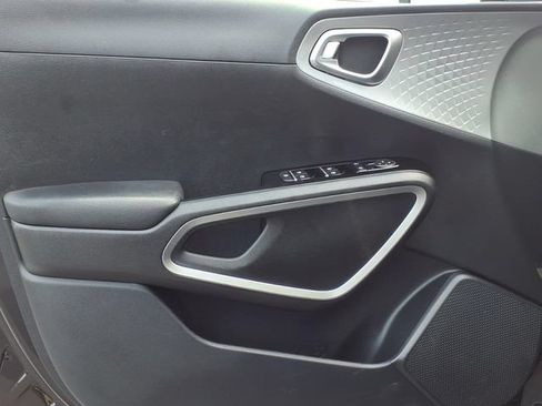 Used 2025 Kia Soul LX FWD image 13