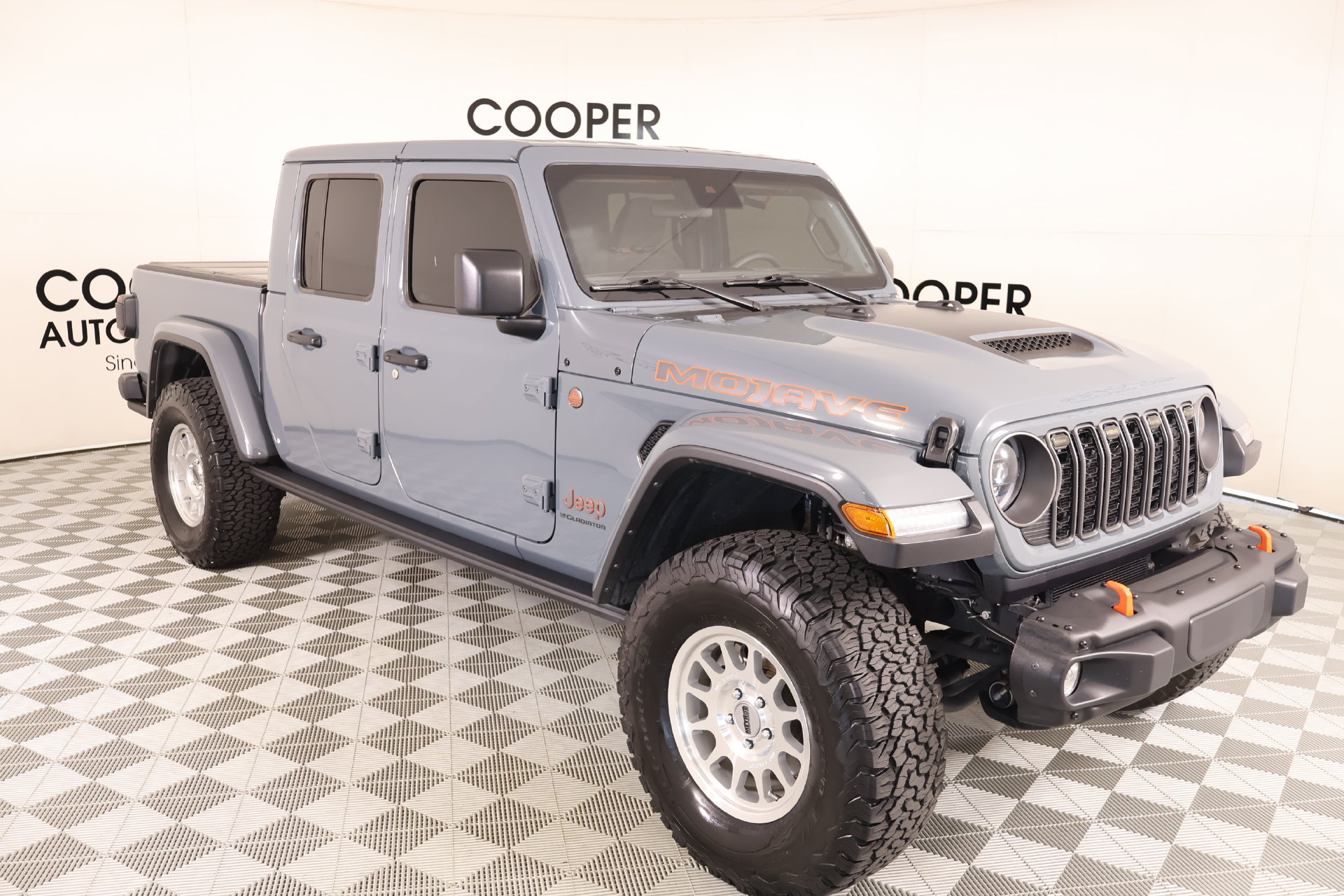 Used 2025 Jeep Gladiator Mojave w/ Steel Bumper Group AWD/4WD image 1