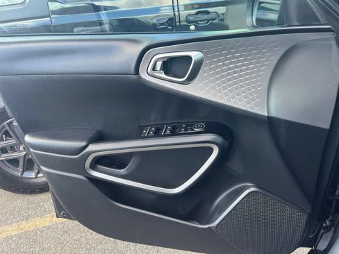 Used 2025 Kia Soul LX w/ LX Technology Package FWD image 18