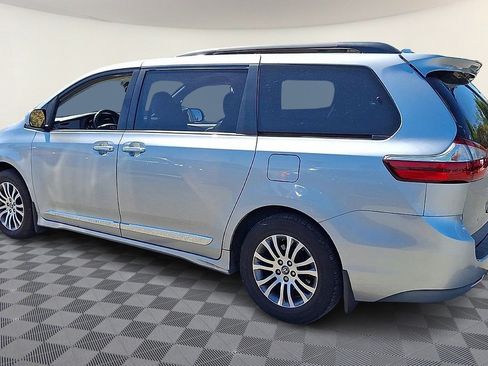 Used 2019 Toyota Sienna XLE w/ XLE Navigation Package FWD image 6