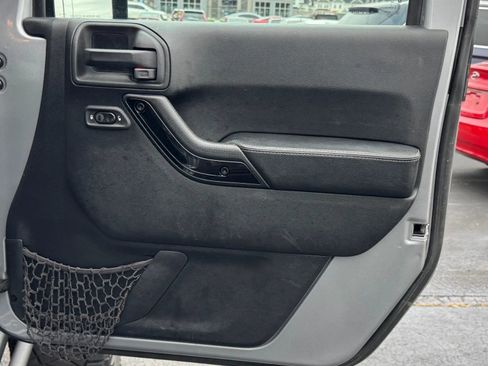 Used 2017 Jeep Wrangler Unlimited Sahara image 11