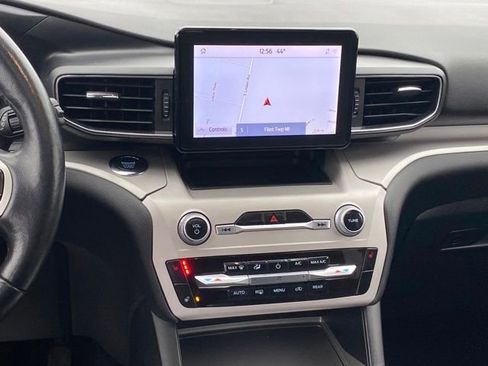 Used 2023 Ford Explorer XLT image 9