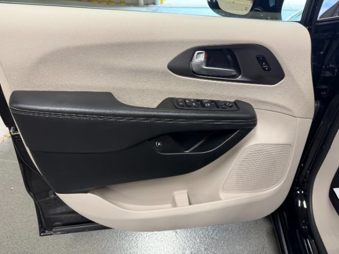 Used 2024 Chrysler Pacifica Limited FWD image 10