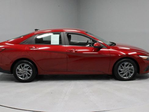 Used 2024 Hyundai Elantra SEL FWD image 12