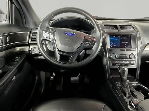 Used 2019 Ford Explorer XLT w/ Equipment Group 202A AWD/4WD image 8