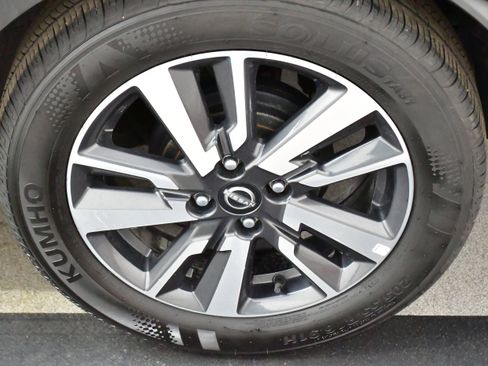 Used 2025 Nissan Versa SV image 32