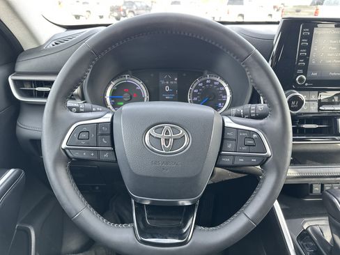 Used 2021 Toyota Highlander LE image 17