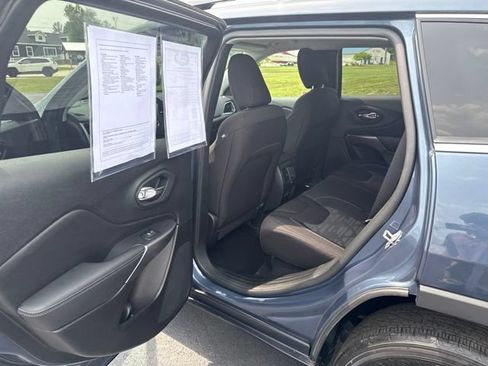 Used 2022 Jeep Cherokee Latitude AWD/4WD image 29