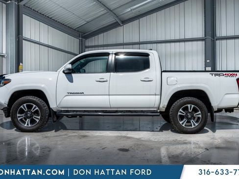 Used 2018 Toyota Tacoma TRD Sport AWD/4WD image 2