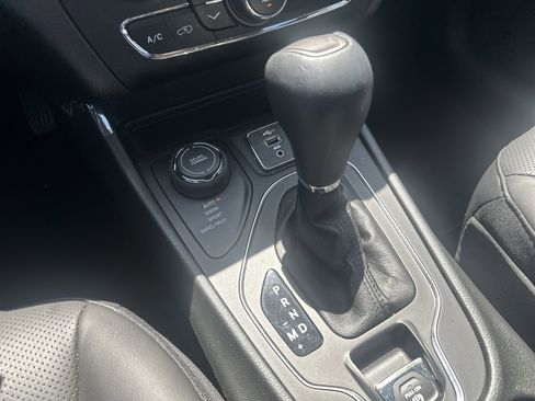 Used 2021 Jeep Cherokee Latitude Lux w/ Comfort/Convenience Group image 12