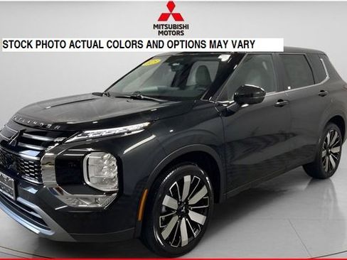 Used 2025 Mitsubishi Outlander SE image 1