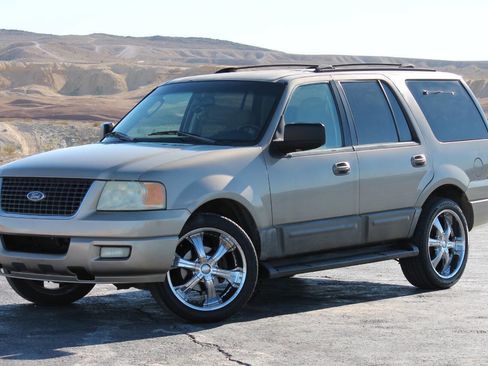 Used 2003 Ford Expedition XLT image 3
