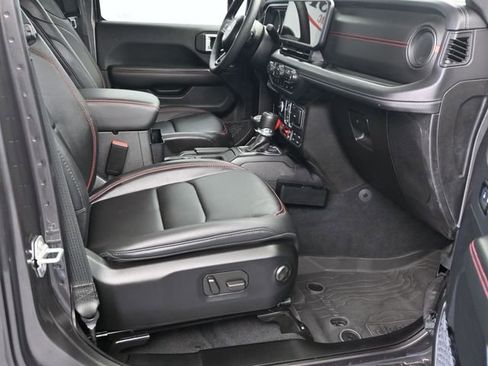 Used 2025 Jeep Gladiator Rubicon w/ Convenience Group image 10
