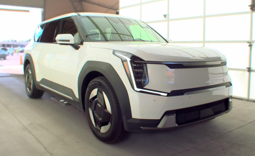 Used 2024 Kia EV9 Light Long Range RWD image 1