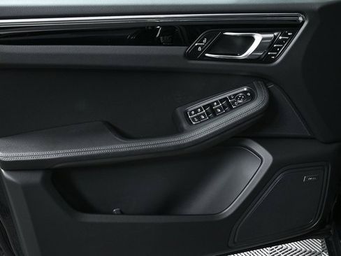 Certified 2025 Porsche Macan AWD image 6