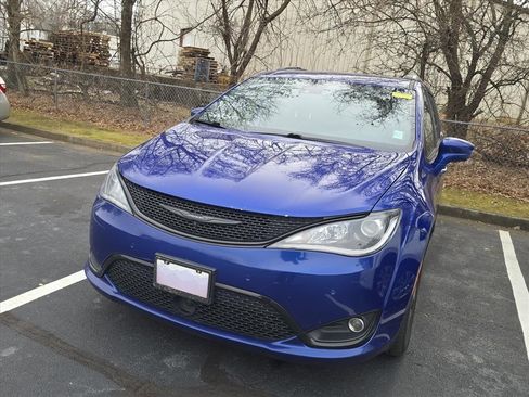 Used 2019 Chrysler Pacifica Touring-L Plus w/ Advanced Safetytec Group image 3