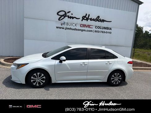 Used 2022 Toyota Corolla LE FWD image 2