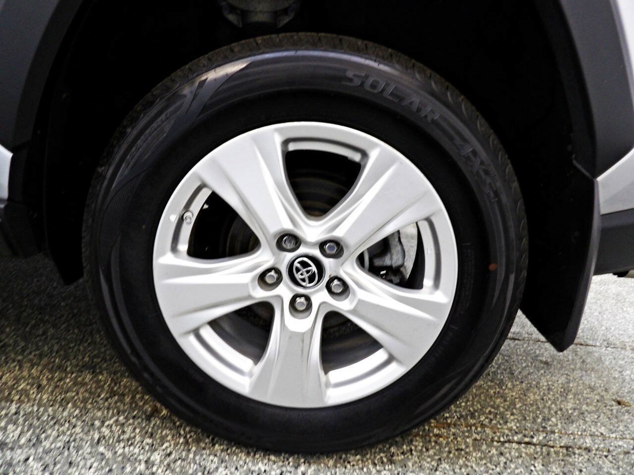 Used 2021 Toyota RAV4 LE AWD/4WD image 19