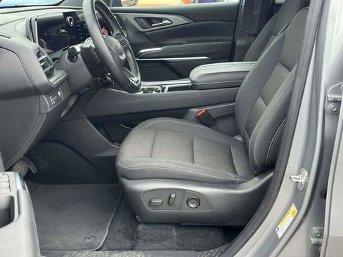 Used 2024 Chevrolet Traverse LT image 13