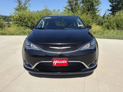Used 2018 Chrysler Pacifica Touring-L w/ Tire & Wheel Group FWD image 2