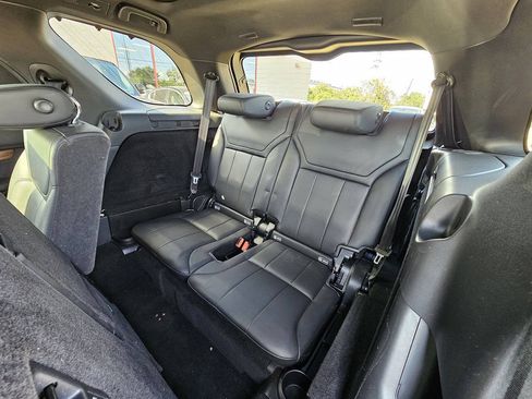 Used 2017 Land Rover Discovery HSE AWD/4WD image 8