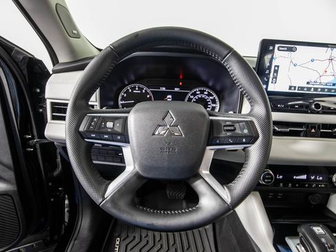 Used 2025 Mitsubishi Outlander SE FWD image 19