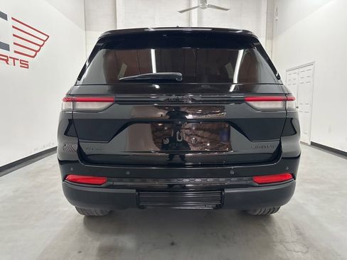 Used 2023 Jeep Grand Cherokee Limited w/ Black Appearance Package AWD/4WD image 13