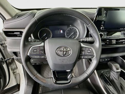Used 2021 Toyota Highlander XLE AWD/4WD image 12