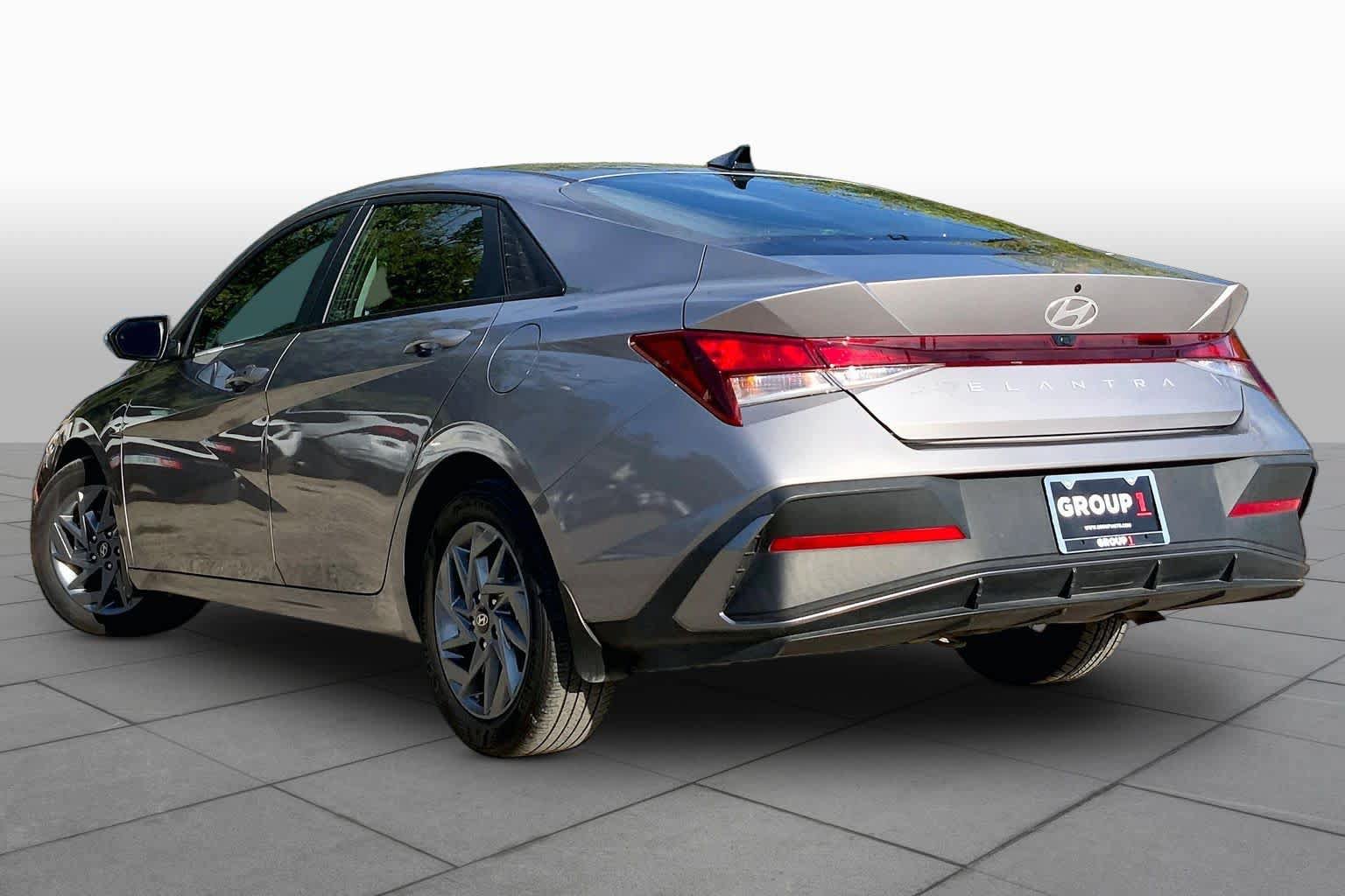 Used 2024 Hyundai Elantra SEL FWD image 12