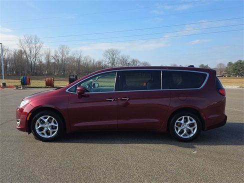 Used 2020 Chrysler Pacifica Touring w/ Tire & Wheel Group image 10